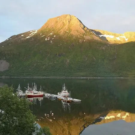 Waterfront Senja アパート